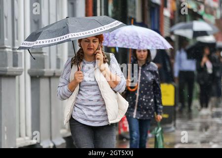 Londra, Stati Uniti. 14 settembre 2021. Le donne riparano dalla pioggia sotto gli ombrelloni. Si prevede che le docce a pioggia continuino in alcune zone di Londra e dell'Inghilterra sudorientale per il fine settimana. (Foto di Dinendra Haria/SOPA Images/Sipa USA) Credit: Sipa USA/Alamy Live News Foto Stock