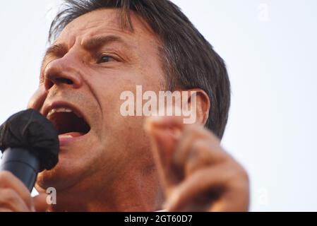 Napoli, Italia. 01 ottobre 2021. Giuseppe Conte leader del movimento cinque Stelle fa un discorso in Piazza Dante, per sostenere il candidato della coalizione di sinistra Gaetano Manfredi candidato all'incarico di Sindaco di Napoli. (Foto di Pasquale Gargano/Pacific Press) Credit: Pacific Press Media Production Corp./Alamy Live News Foto Stock