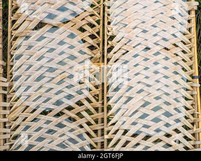 Carta di riso che asciuga al sole su rastrelliere di bambù - Can Tho, Vietnam Foto Stock