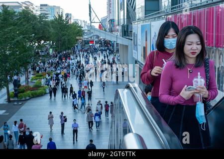 Vista del centro di Xidan quartiere degli affari a Pechino, Cina durante la festa nazionale. 02 ottobre 2021 Foto Stock