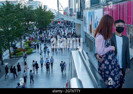 Vista del centro di Xidan quartiere degli affari a Pechino, Cina durante la festa nazionale. 02 ottobre 2021 Foto Stock