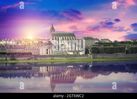 Paesaggio urbano della Cattedrale di Blois, o la Cattedrale di San Luigi di Blois e fiume Loira, Blois, Francia Foto Stock