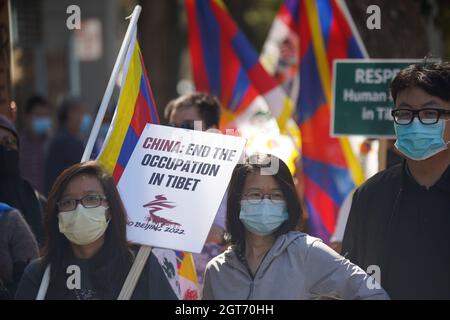 San Francisco, Stati Uniti. 01 ottobre 2021. Un manifestante ha visto tenere un cartello con la scritta "Cina: Fine dell'occupazione in Tibet.' durante la protesta.'la Fondazione Cinese per l'Educazione Democratica ha organizzato una protesta al di fuori del Consolato Generale della Repubblica popolare Cinese a San Francisco chiedendo ai media di concentrarsi sugli attivisti a favore della democrazia in Cina e Hong Kong dopo che i leader di un gruppo studentesco a favore della democrazia hanno nominato 'Politicismo di Stato?, sono stati arrestati oggi dal diritto nazionale di sicurezza. (Foto di Michael ho Wai Lee/SOPA Images/Sipa USA) Credit: Sipa USA/Alamy Live News Foto Stock