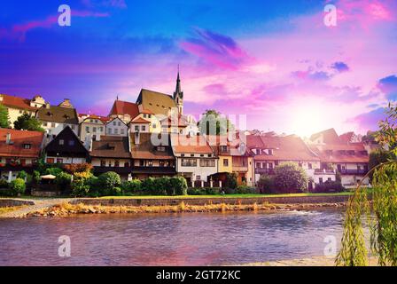 Český Krumlov è una città della Repubblica Ceca, situata nella regione della Boemia meridionale. È bisecata dal fiume Moldava e dominata dal suo castello del XIII secolo Foto Stock