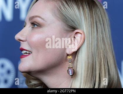 New York, Stati Uniti. 01 ottobre 2021. Kirsten Dunst partecipa alla prima Power of the Dog durante il 59th New York Film Festival ad Alice Tully Hall (Photo by Lev Radin/Pacific Press) Credit: Pacific Press Media Production Corp./Alamy Live News Foto Stock