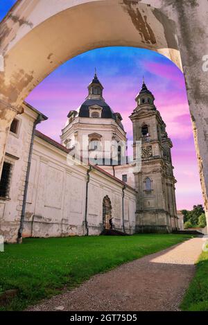 Monastero di Pažaislis e chiesa al tramonto, monastero di Kaunas, Lituania. Il Monastero di Pažaislis e la Chiesa della Visitazione formano il più grande monastero Foto Stock