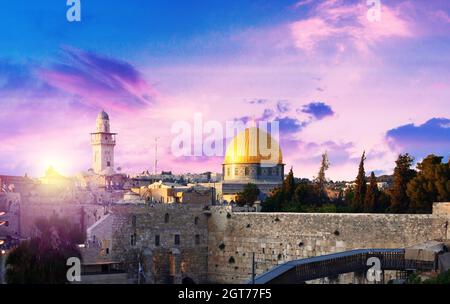 Cupola della roccia Gerusalemme, Israele. La cupola della roccia è un santuario islamico situato sul Monte del Tempio nella Città Vecchia di Gerusalemme. Foto Stock