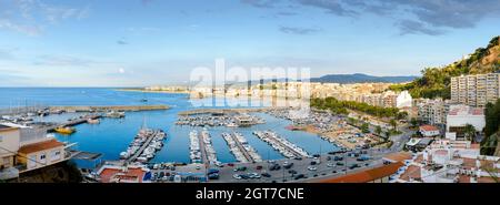 Arbor spiaggia e città Blanes in Spagna Foto Stock