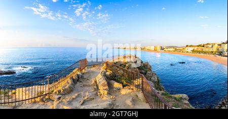 Blanes la città e la spiaggia di Sa Palomera roccia alla mattina in Spagna Foto Stock