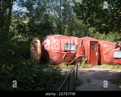 Stekene, Belgio, 25 settembre 2021, Fondazione Verbeke, CasAnus, famosa camera d'albergo, scultura in poliestere, una replica gigantesca dell'apparato digerente umano Foto Stock