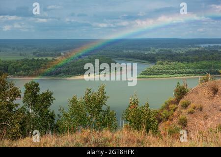 Arcobaleno con nuvole su una valle del fiume, colpo d'autunno Foto Stock