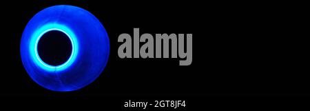 Banner con occhio blu astratto esoterico isolato su sfondo nero. Foto Stock