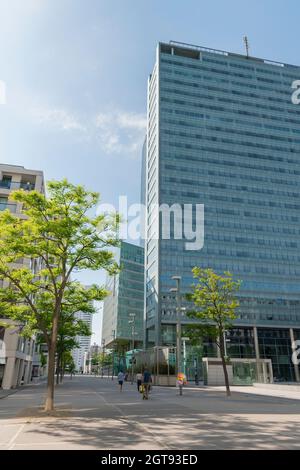 01 giugno 2019 Vienna, Austria - Donaucity, zona residenziale del Centro Internazionale di Vienna. Moderni edifici hi-tech e strade ordinate sotto il sole del mattino Foto Stock