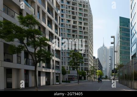 01 giugno 2019 Vienna, Austria - Donaucity, zona residenziale del Centro Internazionale di Vienna. Moderni edifici hi-tech e strade ordinate sotto il sole del mattino Foto Stock