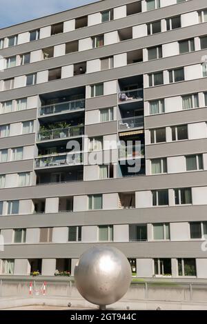 01 giugno 2019 Vienna, Austria - Donaucity, zona residenziale del Centro Internazionale di Vienna. Moderni edifici hi-tech e strade ordinate sotto il sole del mattino Foto Stock