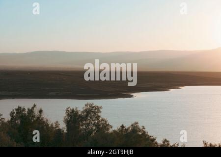 Alba sul Mar Morto in una giornata di nebbia. Una vista da Israele alle montagne della Giordania. Foto di alta qualità Foto Stock