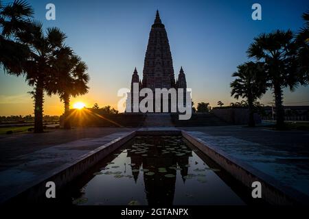 Wat-Panyanantaram o Mahabodhi Tempio Bodh Gaya Pagoda in Thailandia al tramonto cultura religione architettura Foto Stock