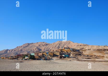 Lonesome villaggio nel deserto egiziano Foto Stock