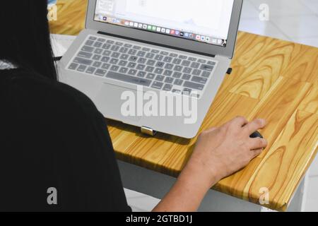 Donna che lavora su un tavolo a casa Foto Stock