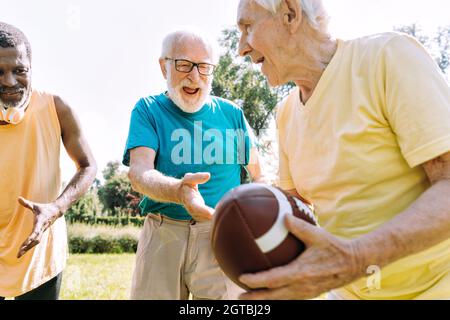 gruppo di amici senior che giocano al parco. Concetti di stile di vita sull'anzianità e sulla terza età Foto Stock