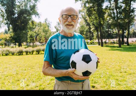 gruppo di amici senior che giocano al parco. Concetti di stile di vita sull'anzianità e sulla terza età Foto Stock