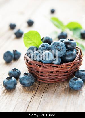 Mirtilli appena raccolti su un vecchio sfondo di legno. Concetto di alimentazione sana Foto Stock