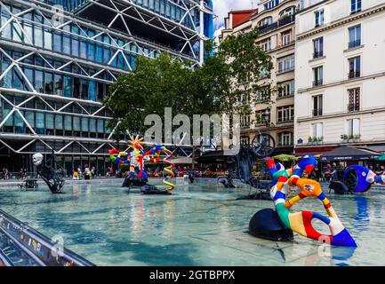 Parigi, Francia - 04 giugno 2018: Fontana Stravinsky con sfondo centro Pompidou. Si tratta di una fontana con 16 sculture. Foto Stock