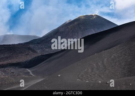 Vista del cratere vulcanico sud-orientale dell'Etna, Sicilia, Italia, il vulcano più attivo d'Europa Foto Stock