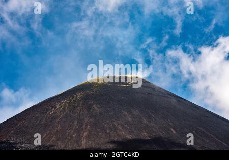 Vista del cratere vulcanico sud-orientale dell'Etna, Sicilia, Italia, il vulcano più attivo d'Europa Foto Stock