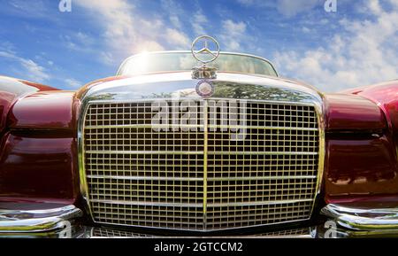 Mercedes star e Mercedes stemma sulla parte anteriore di un rosso classico Daimler auto in una mostra di auto classica a Lehnin, Germania, 21 agosto 2021 Foto Stock