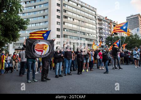 Barcellona, Catalogna, Spagna. 1 ottobre 2021. I manifestanti sono visti con bandiere catalane pro-indipendenza e una bandiera anti-fascista che legge, azione anti-fascista, paesi catalani. Il gruppo attivista, CDR (Comitati per la Difesa della Repubblica) Ha indetto una manifestazione contro lo Stato spagnolo e per l'indipendenza della Catalogna il 1° ottobre il quarto anniversario del referendum per l'indipendenza catalana del 2017 (Credit Image: © Thiago Prudencio/DAX via ZUMA Press Wire) Foto Stock