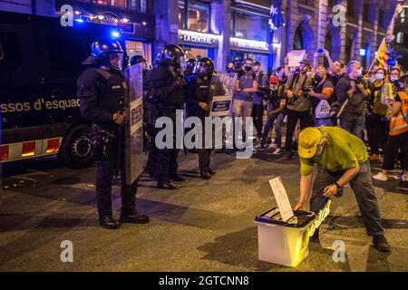 Barcellona, Catalogna, Spagna. 1 ottobre 2021. Il manifestante si vede mettere un voto di fronte alla polizia. Il gruppo attivista, CDR (Comitati per la Difesa della Repubblica) ha convocato una manifestazione contro lo Stato spagnolo e per l'indipendenza della Catalogna il 1 ottobre il quarto anniversario del referendum per l'indipendenza catalano del 2017 (Credit Image: © Thiago Prudencio/DAX via ZUMA Press Wire) Foto Stock