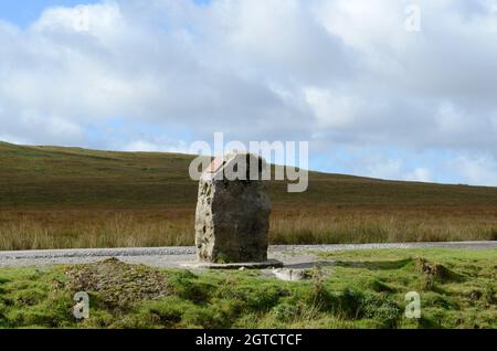 La lapide commemorativa di Aneurin Bevan sull'Aneurin Bevan Heritage Trail Mynydd Llangynidr dove le ceneri di sua moglie e di sua moglie Jennie Lee sono sparse Trefil Foto Stock