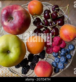 Un gruppo di frutti freschi maturi: More, lamponi, albicocche, mirtilli e mele, Sofia, Bulgaria Foto Stock