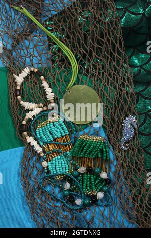 Mermaid Fashion con Gioielli e rete da pesca Foto Stock