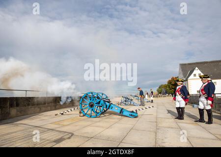 Konigstein, Germania. 2 ottobre 2021. 02 ottobre 2021, Sassonia, Königstein: Il primo colpo dei prussiani con la replica di un cannone che originalmente è venuto da un mortaio. Diversi sparatutto amatoriali arrivarono per il "cannone tuono sulla valle dell'Elba" - manovra di artiglieria alla Fortezza di Königstein. Foto: Daniel Schäfer/dpa-Zentralbild/ZB Credit: dpa picture Alliance/Alamy Live News Foto Stock