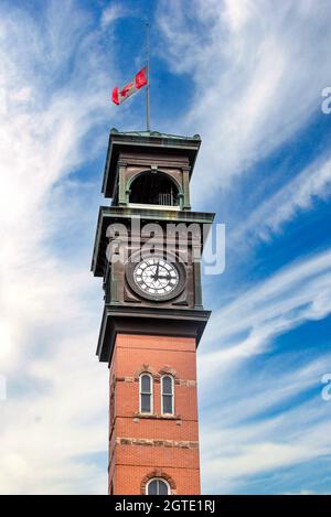 Torre dell'Orologio della stazione di Hose numero 8, un edificio storico in College Street a Toronto, Canada Foto Stock