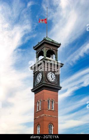 Torre dell'Orologio della stazione di Hose numero 8, un edificio storico in College Street a Toronto, Canada Foto Stock