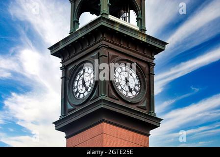 Torre dell'Orologio della stazione di Hose numero 8, un edificio storico in College Street a Toronto, Canada Foto Stock