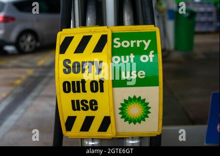 Dedworth, Windsor, Regno Unito. 2 ottobre 2021. Un altro garage BP senza carburante questa mattina. L'esercito dovrebbe essere dispiegato in tutto il paese da lunedì mentre l'acquisto di panico di benzina e diesel continua. Le consegne di carburante rimangono intermittenti a seguito di una carenza di conducenti di autocisterne. Credit: Maureen McLean/Alamy Live News Foto Stock