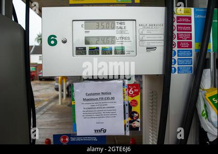 Dedworth, Windsor, Regno Unito. 2 ottobre 2021. Un altro garage BP senza carburante questa mattina. L'esercito dovrebbe essere dispiegato in tutto il paese da lunedì mentre l'acquisto di panico di benzina e diesel continua. Le consegne di carburante rimangono intermittenti a seguito di una carenza di conducenti di autocisterne. Credit: Maureen McLean/Alamy Live News Foto Stock