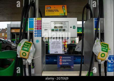 Dedworth, Windsor, Regno Unito. 2 ottobre 2021. Un altro garage BP senza carburante questa mattina. L'esercito dovrebbe essere dispiegato in tutto il paese da lunedì mentre l'acquisto di panico di benzina e diesel continua. Le consegne di carburante rimangono intermittenti a seguito di una carenza di conducenti di autocisterne. Credit: Maureen McLean/Alamy Live News Foto Stock