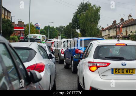 Dedworth, Windsor, Regno Unito. 2 ottobre 2021. Il garage esso a Dedworth ha avuto feul questa mattina e ci sono lunghe code sulla Dedworth Road come gli automobilisti aspettavano di acquistare carburante. L'esercito dovrebbe essere dispiegato in tutto il paese da lunedì mentre l'acquisto di panico di benzina e diesel continua. Le consegne di carburante rimangono intermittenti a seguito di una carenza di conducenti di autocisterne. Credit: Maureen McLean/Alamy Live News Foto Stock