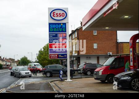 Dedworth, Windsor, Regno Unito. 2 ottobre 2021. Il garage esso a Dedworth ha avuto feul questa mattina e ci sono lunghe code sulla Dedworth Road come gli automobilisti aspettavano di acquistare carburante. L'esercito dovrebbe essere dispiegato in tutto il paese da lunedì mentre l'acquisto di panico di benzina e diesel continua. Le consegne di carburante rimangono intermittenti a seguito di una carenza di conducenti di autocisterne. Credit: Maureen McLean/Alamy Live News Foto Stock