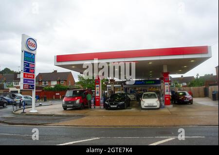 Dedworth, Windsor, Regno Unito. 2 ottobre 2021. Il garage esso a Dedworth ha avuto feul questa mattina e ci sono lunghe code sulla Dedworth Road come gli automobilisti aspettavano di acquistare carburante. L'esercito dovrebbe essere dispiegato in tutto il paese da lunedì mentre l'acquisto di panico di benzina e diesel continua. Le consegne di carburante rimangono intermittenti a seguito di una carenza di conducenti di autocisterne. Credit: Maureen McLean/Alamy Live News Foto Stock