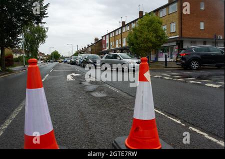 Dedworth, Windsor, Regno Unito. 2 ottobre 2021. Il garage esso a Dedworth ha avuto feul questa mattina e ci sono lunghe code sulla Dedworth Road come gli automobilisti aspettavano di acquistare carburante. L'esercito dovrebbe essere dispiegato in tutto il paese da lunedì mentre l'acquisto di panico di benzina e diesel continua. Le consegne di carburante rimangono intermittenti a seguito di una carenza di conducenti di autocisterne. Credit: Maureen McLean/Alamy Live News Foto Stock