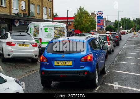 Dedworth, Windsor, Regno Unito. 2 ottobre 2021. Il garage esso a Dedworth ha avuto feul questa mattina e ci sono lunghe code sulla Dedworth Road come gli automobilisti aspettavano di acquistare carburante. L'esercito dovrebbe essere dispiegato in tutto il paese da lunedì mentre l'acquisto di panico di benzina e diesel continua. Le consegne di carburante rimangono intermittenti a seguito di una carenza di conducenti di autocisterne. Credit: Maureen McLean/Alamy Live News Foto Stock