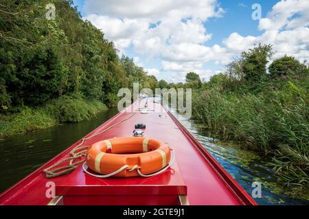Crociera in barca stretta sul fiume Nene vicino marzo, Cambridgeshire Foto Stock