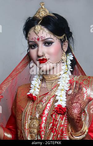 Fotografo di nozze in azione, scattando una foto della sposa Foto Stock