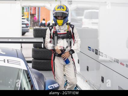 Mantorp, Svezia. 2 ottobre 2021. Il Principe Carl Philip guida la Porsche Carrera Cup Scandinavia nella finale di Mantorp a Mantorp, Svezia, il 02 ottobre 2021. Photo by Johan Valkonen/Stella Pictures/ABACAPRESS.COM Credit: Abaca Press/Alamy Live News Foto Stock